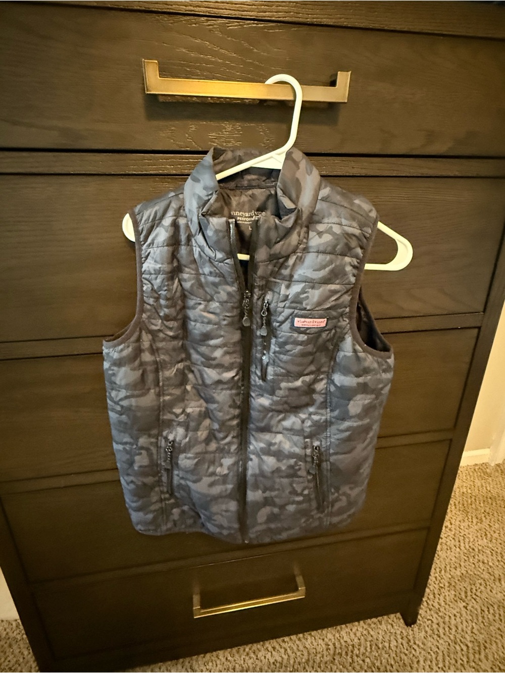 Vineyard Vines women’s black & Gray Camo Puffer Vest